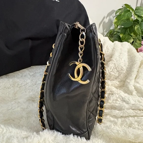Chanel Black Quilted Leather Shoulder Bag - Picture 3 of 16
